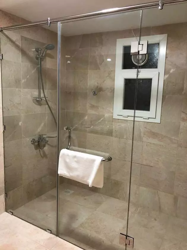 muscat plaza hotel bathroom (Copy).jpg